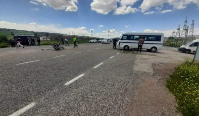 Gölbaşı’nda minibüs ile motosiklet çarpıştı: 2 yaralı – Videolu Haber