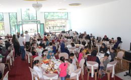 Türk ve Suriyeli çocuklar yemek programında bir araya geldi