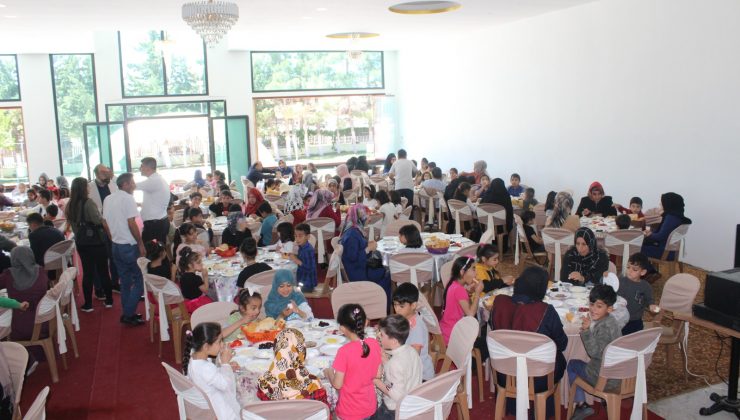 Türk ve Suriyeli çocuklar yemek programında bir araya geldi