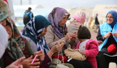 İlmek ilmek örgülerle depremzede kadınlar hayata tutunuyor