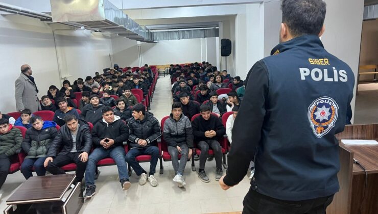 Polis ekiplerinden öğrencilere sosyal medya güvendiği anlatıldı