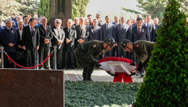 8. Cumhurbaşkanı Turgut Özal, vefatının 32. yılında mezarı başında anıldı