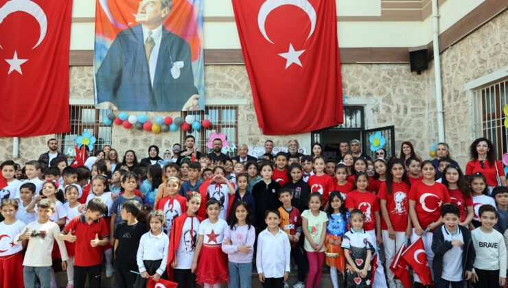 Abdulkadir Konukoğlu mezun olduğu ilkokulda