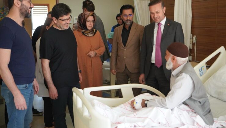Başhekim Turgut, deprem sonrası ilk kornea nakli yapılan hastaları ziyaret etti