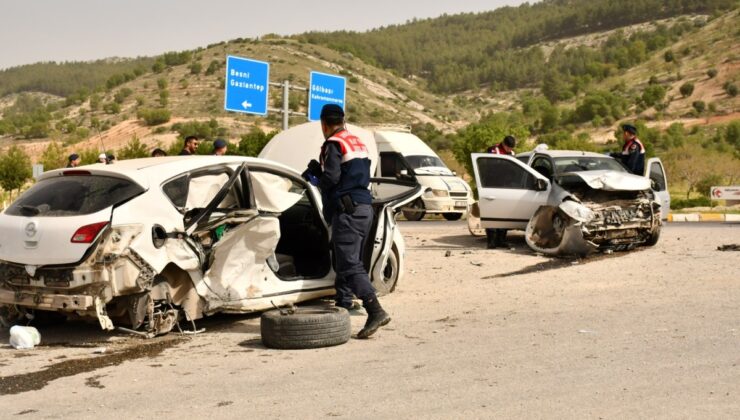 Besni – Terbizek yol ayrımında kazaların önüne geçilemiyor: İki araç çarpıştı, 9 yaralı  – Videolu Haber