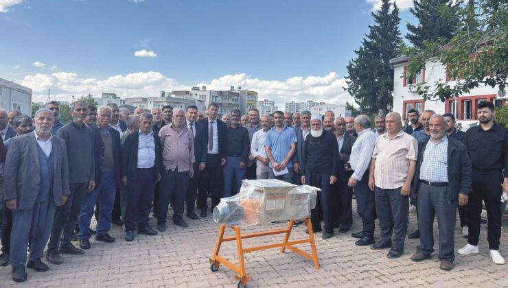 Kahta’da çiftçilere üzüm sıkma makinesi dağıtıldı