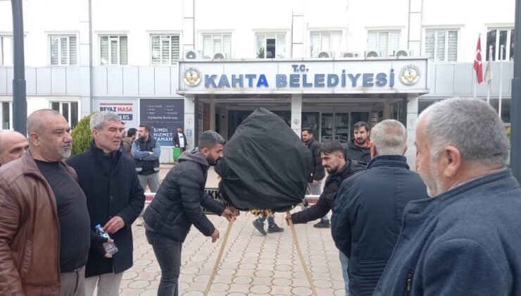 Kahta’da ‘Eski Çarşı’ krizi büyüyor: Esnaf belediyeye siyah çelenk bıraktı