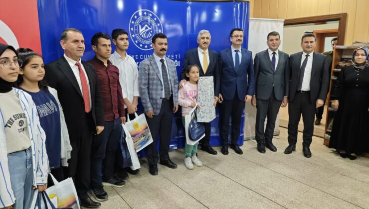 Kahta’da kitap okuma yarışmasında dereceye giren öğrenciler ödüllendirildi  – Videolu Haber