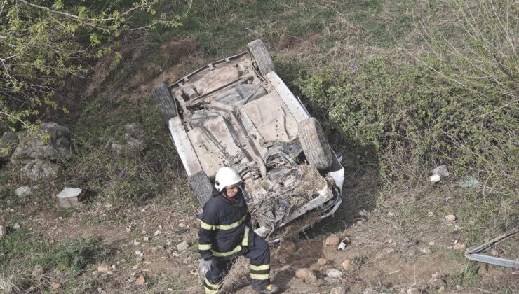 Kahta’da trafik kazası: Otomobil dereye uçtu, 2 kişi yaralandı