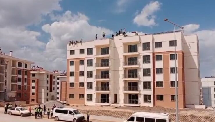 Adıyaman’da deprem konutları şantiyesinde işçi eylemi: ‘Üç aydır ücret alamıyoruz’  – Videolu Haber