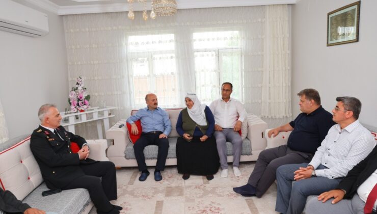 Vali Varol, şehit annesini ziyaret ederek Anneler Gününü kutladı