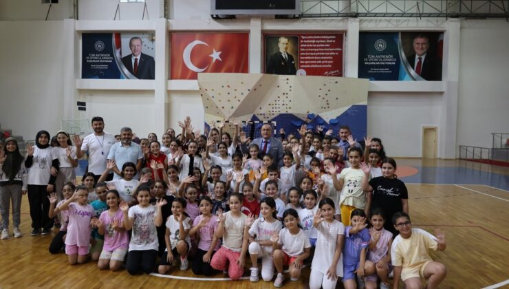 İl Müdürü Hüseyin Elüstü, Yaz Spor Okulu öğrencileriyle buluştu