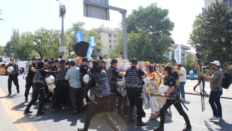 KESK’ten İsrail protestosu: Büyükelçilik konutu önüne siyah çelenk ve çocuk oyuncakları bırakıldı