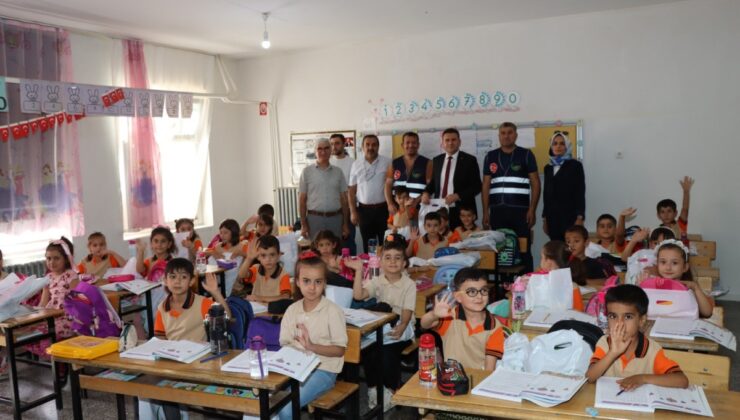 Adıyamanlılar Vakfı’ndan Yahya Kemal İlkokulu öğrencilerine kırtasiye desteği
