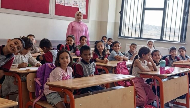 Çiçeği burnunda öğretmen Gamze Güngörmez ilk ders heyecanını yaşadı
