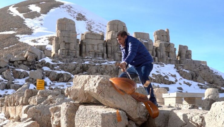 Sanatçı Aydın Aydın’dan ‘yapay zeka’ protestosu: Nemrut Dağı’nda bağlamasını parçaladı – Videolu Haber