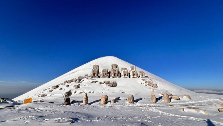 Nemrut Dağı kar yağışıyla beraber beyaza büründü