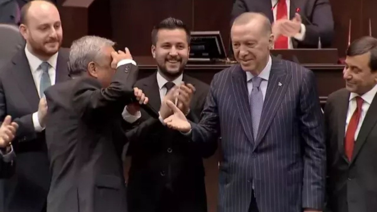 Üç Milletvekili AK Parti’ye katıldı, rozetlerini Cumhurbaşkanı Erdoğan taktı