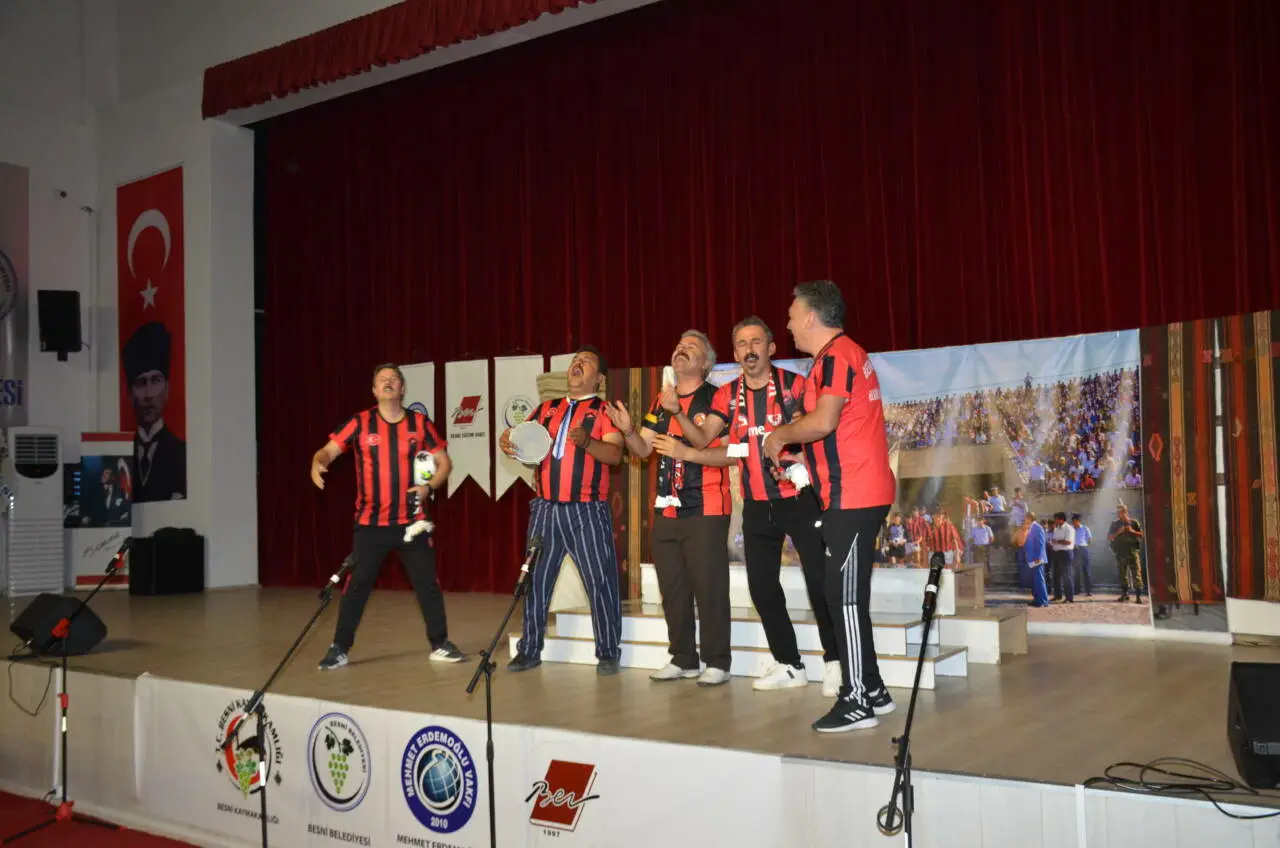 “Çağlara Bi Hal Oluyu” Besni’de Kahkaha Dolu Bir Gece Yaşattı