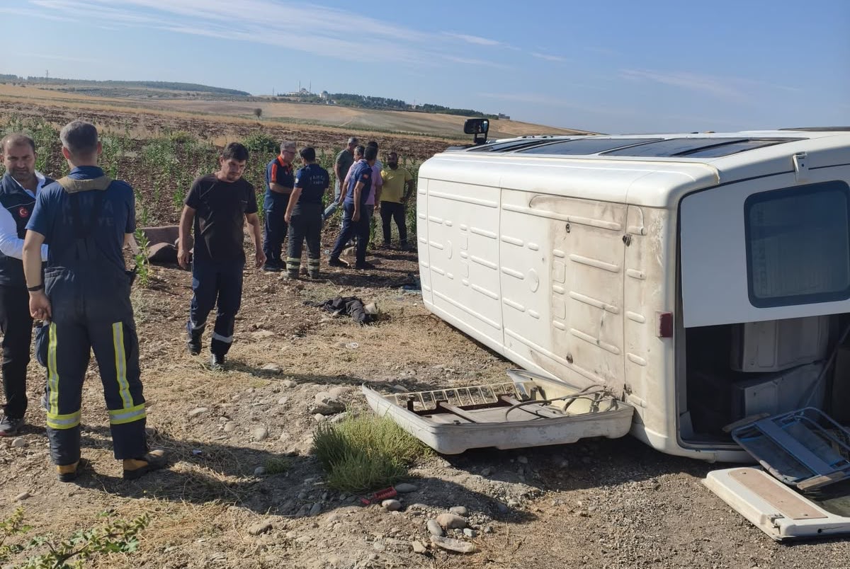 Adıyaman’da tarım işçilerini taşıyan minibüs devrildi; 12 yaralı  – Videolu Haber
