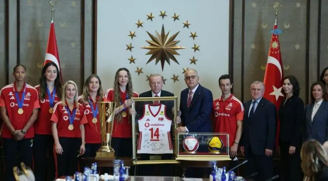Cumhurbaşkanı Erdoğan, Avrupa şampiyonu A Milli Kadın Voleybol Takımı’nı kabul etti