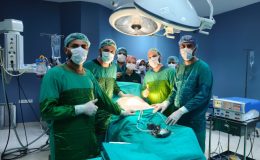 Kahta’da 82 yaşındaki hastanın mesanesinden 42 parça taş çıkarıldı