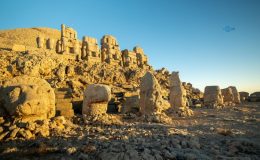 Nemrut Dağı’nda altın ışığın taşlarla buluştuğu eşsiz manzara ziyaretçilerini bekliyor