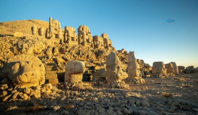 Nemrut Dağı’nda altın ışığın taşlarla buluştuğu eşsiz manzara ziyaretçilerini bekliyor