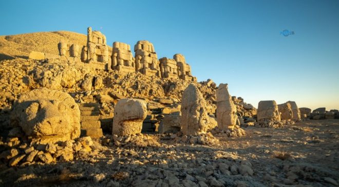 Nemrut Dağı’nda altın ışığın taşlarla buluştuğu eşsiz manzara ziyaretçilerini bekliyor