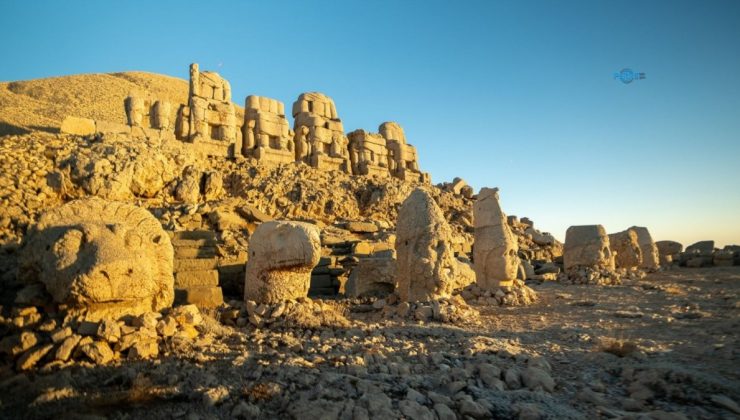 Nemrut Dağı’nda altın ışığın taşlarla buluştuğu eşsiz manzara ziyaretçilerini bekliyor