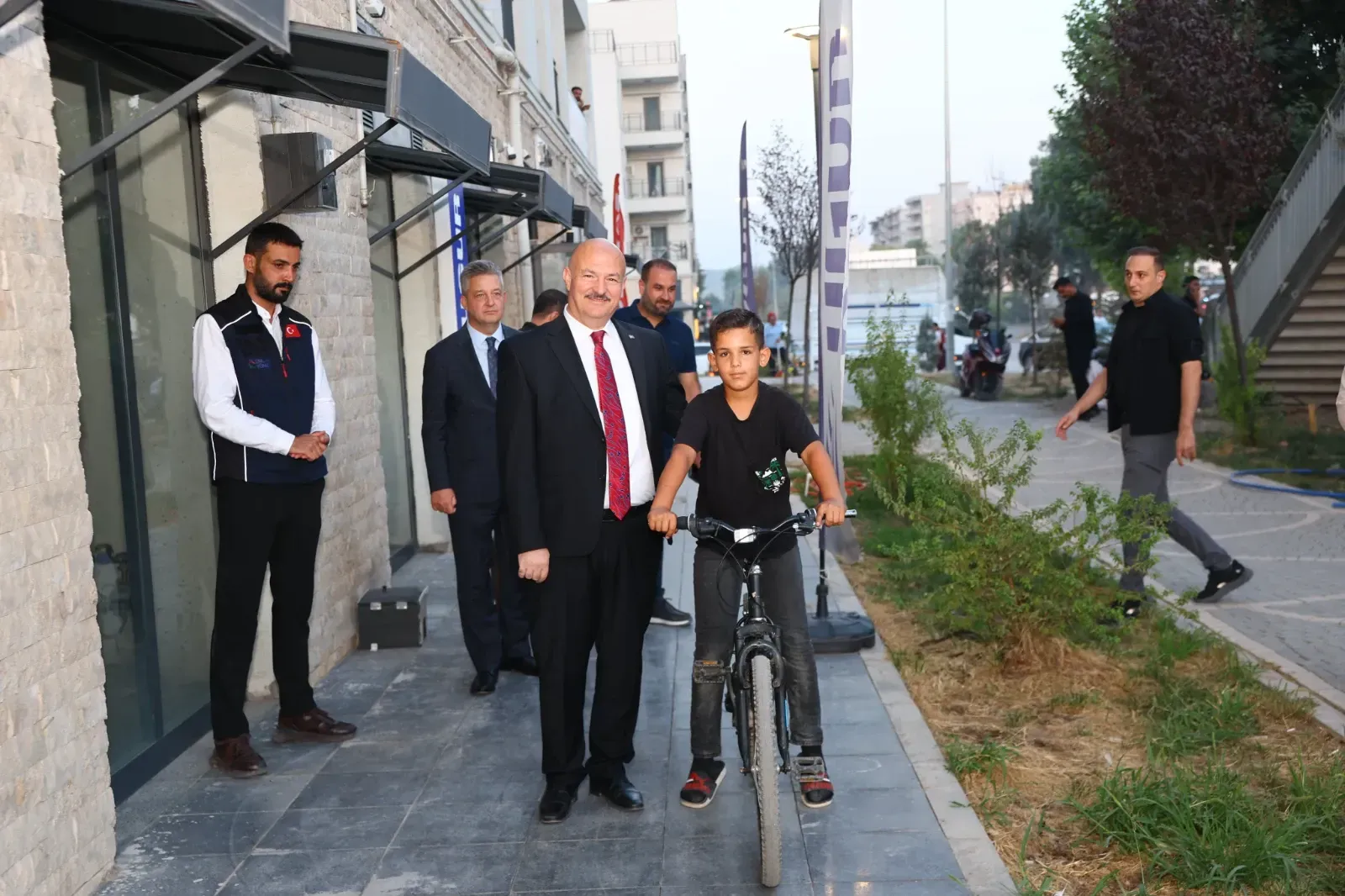 Vali Abdullah Küçük, Rezerv Alanda Yeni Dükkânları Ziyaret Etti