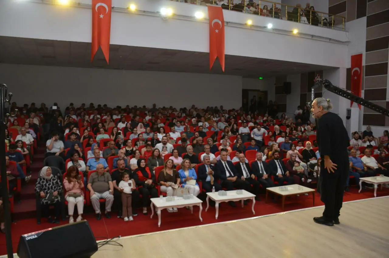 “Yusuf Yusuf Show”, Besni Eğitim Bayramı’nda Kahkahaya Boğdu