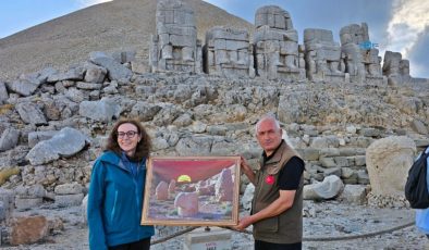 34 yıllık Nemrut emektarı Mente’den Büyükelçi Anderson’a özel hediye