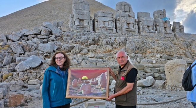 34 yıllık Nemrut emektarı Mente’den Büyükelçi Anderson’a özel hediye