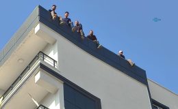 Adıyaman’da ücretlerini alamadıklarını öne süren işçiler çatıya çıktı