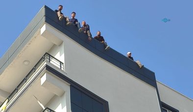 Adıyaman’da ücretlerini alamadıklarını öne süren işçiler çatıya çıktı