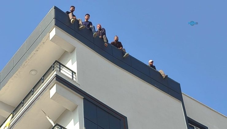 Adıyaman’da ücretlerini alamadıklarını öne süren işçiler çatıya çıktı