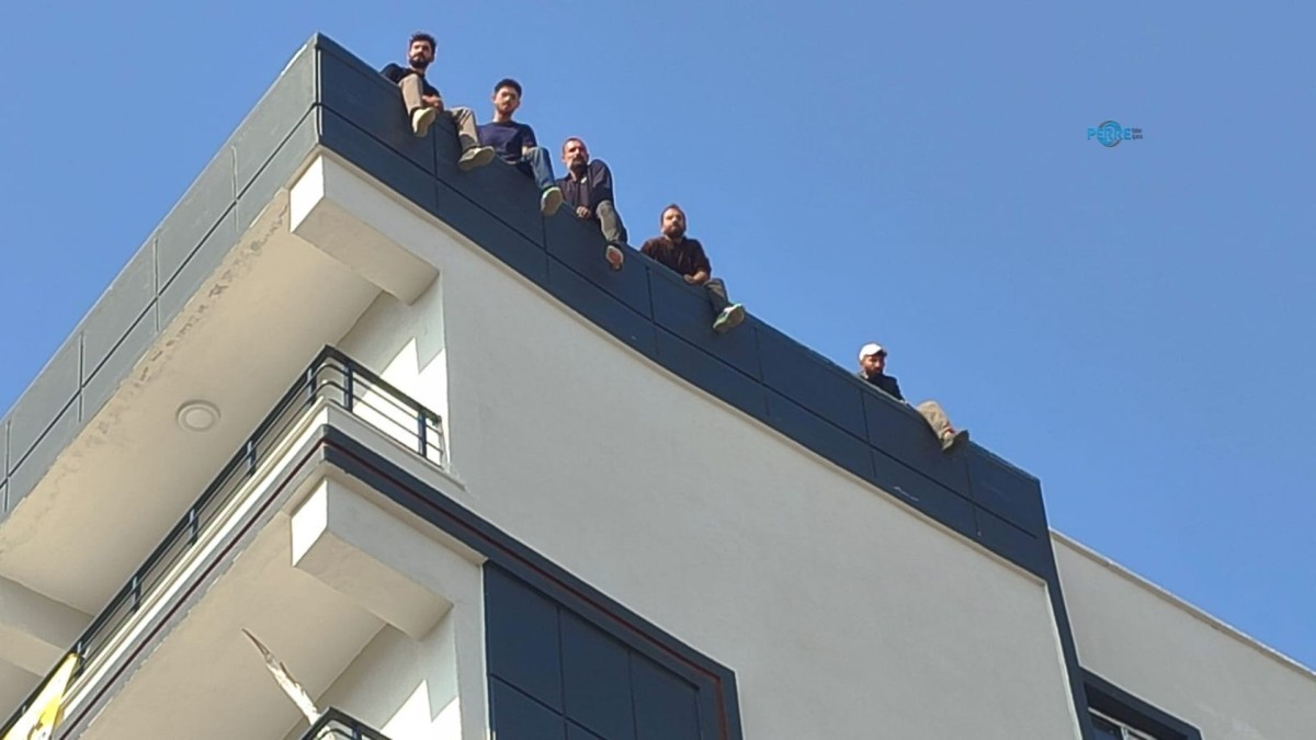 Adıyaman’da ücretlerini alamadıklarını öne süren işçiler çatıya çıktı