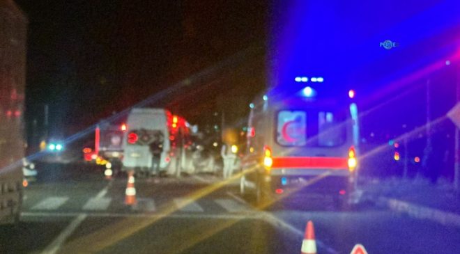 Adıyaman’da tarım işçilerini taşıyan minibüs ile otomobil çarpıştı: 15 yaralı  – Videolu Haber