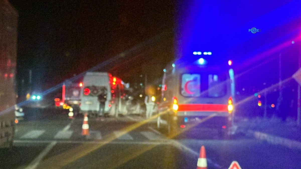 Adıyaman’da tarım işçilerini taşıyan minibüs ile otomobil çarpıştı: 15 yaralı  – Videolu Haber