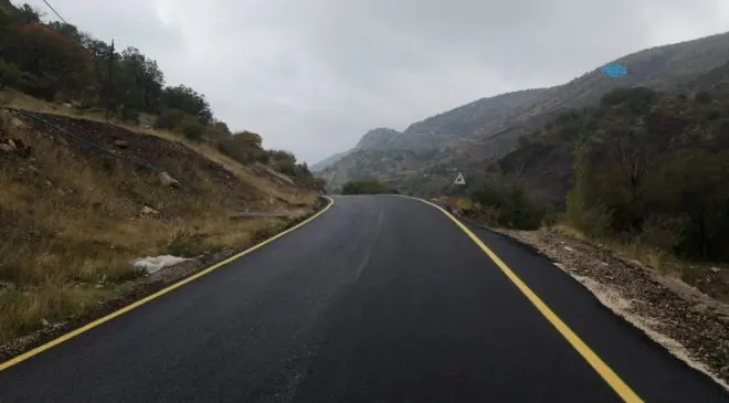 Çelikhan’da Aksu köyünün yolu sıcak asfaltla yenilendi