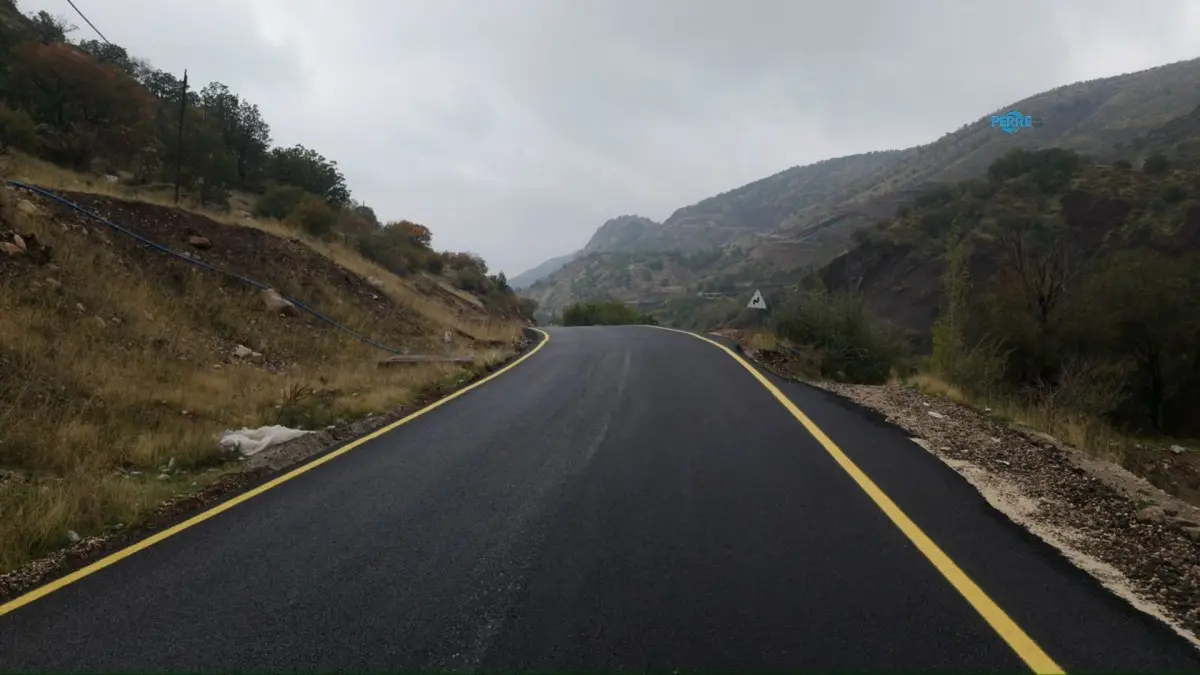 Çelikhan’da Aksu köyünün yolu sıcak asfaltla yenilendi