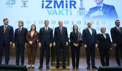 İzmir Büyükşehir Belediye Başkanı Cemil Tugay, AK Parti’ye katıldı: Rozetini Erdoğan taktı