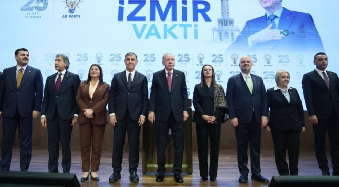 İzmir Büyükşehir Belediye Başkanı Cemil Tugay, AK Parti’ye katıldı: Rozetini Erdoğan taktı