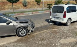 Kahta girişindeki kazada iki araçta maddi hasar oluştu  – Videolu Haber