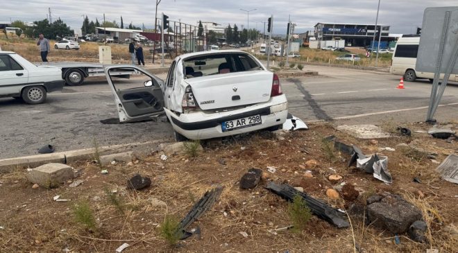 Kahta’da iki otomobil kafa kafaya çarpıştı: 5 yaralı​‌