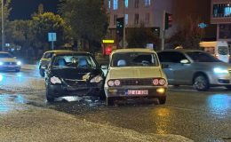 Kahta’da iki otomobil kavşakta çarpıştı: 1 yaralı