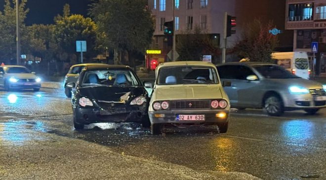 Kahta’da iki otomobil kavşakta çarpıştı: 1 yaralı