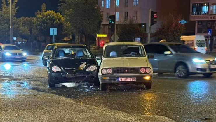 Kahta’da iki otomobil kavşakta çarpıştı: 1 yaralı