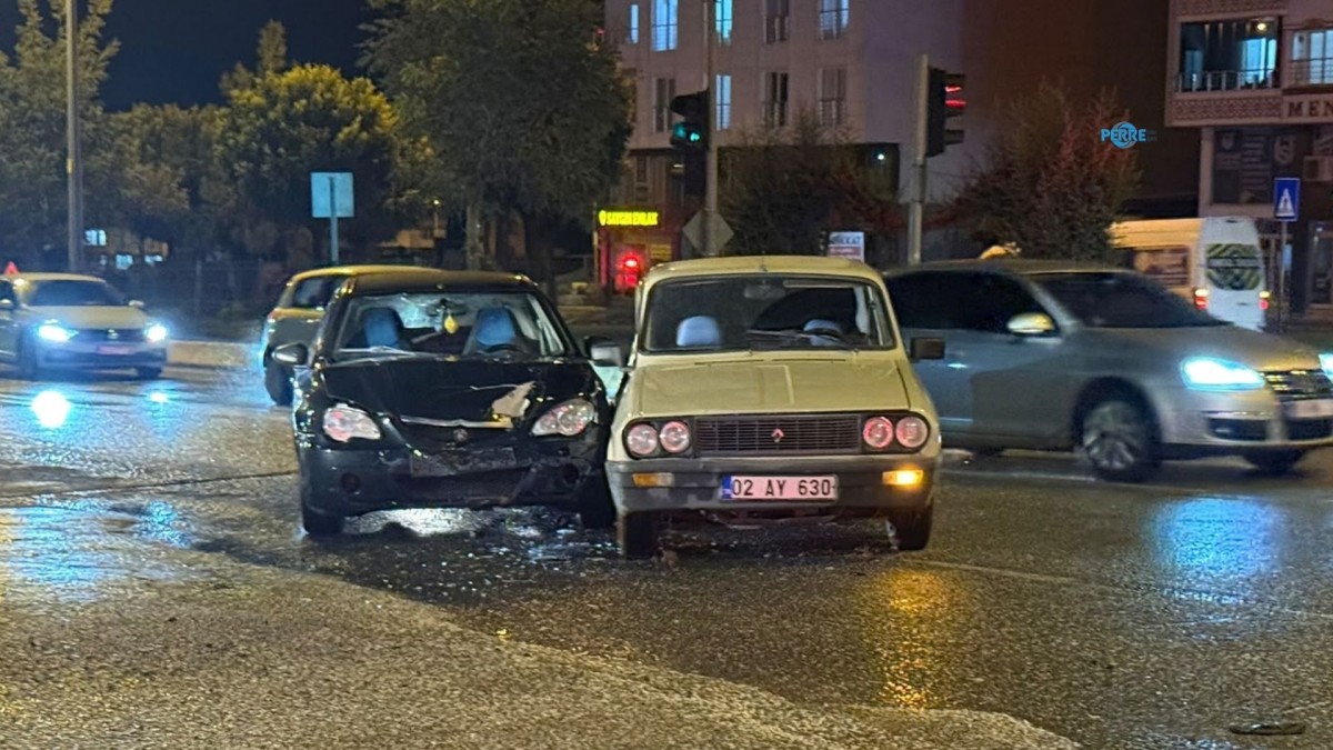 Kahta’da iki otomobil kavşakta çarpıştı: 1 yaralı